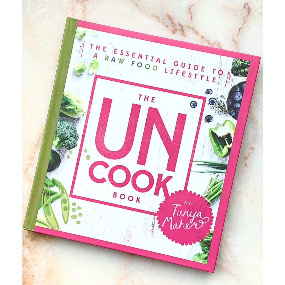 THE UN COOKBOOK_ESSENTIAL RAW FOOD LIFESTYLE BOOK